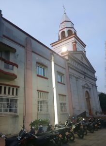 Poste traslúcido en fibra de vidrio frente a iglesia