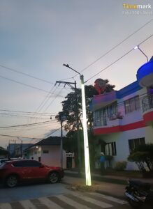 Poste traslúcido en fibra de vidrio iluminado en calle