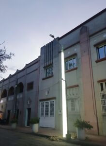 Poste de alumbrado traslúcido en fibra de vidrio en fachada urbana