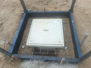 Caja de inspección con tapa REFORPLAS en proceso de instalación con armadura de refuerzo