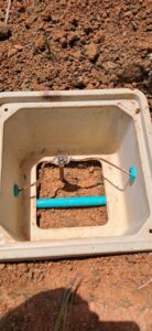 Interior de caja para polo a tierra REFORPLAS con varilla y conector de puesta a tierra