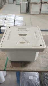 Caja para polo a tierra en Polyconcreto REFORPLAS QuickBox con tapa y símbolo de puesta a tierra