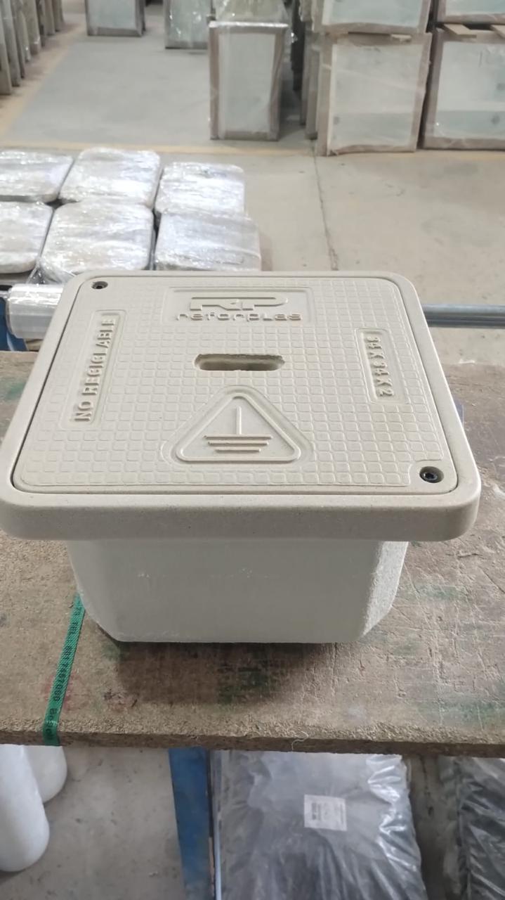 Caja para polo a tierra en Polyconcreto REFORPLAS QuickBox con tapa y símbolo de puesta a tierra