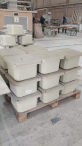 Lote de cajas para polo a tierra REFORPLAS QuickBox en la planta de Bogotá