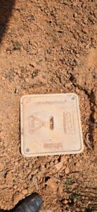 Tapa de caja para polo a tierra REFORPLAS instalada a nivel de terreno