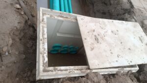 Caja subterránea en Polyconcreto REFORPLAS con ductos para redes eléctricas y de telecomunicaciones