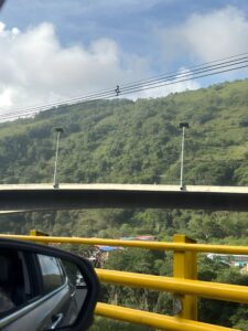 Postes en fibra de vidrio con alumbrado solar sobre puente vehicular