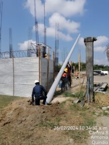 Izado e instalación de poste en fibra de vidrio en obra