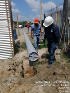 Operarios trasladando un poste en fibra de vidrio liviano para su instalación