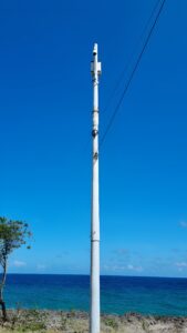 Poste en fibra de vidrio PRFV blanco para telecomunicaciones en zona costera