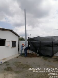 Instalación de poste en fibra de vidrio junto a edificación