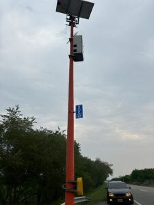 Poste en fibra de vidrio con panel solar en carretera