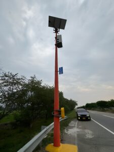 Poste en fibra de vidrio con panel solar en berma de carretera