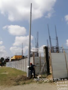 Instalación de poste en fibra de vidrio en sitio industrial