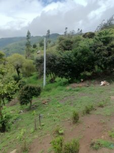 Poste en fibra de vidrio instalado en ladera rural