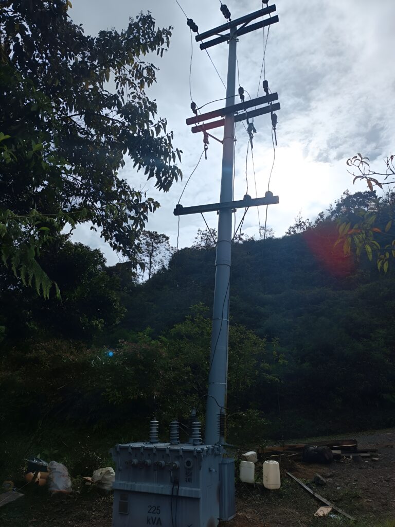 Poste eléctrico en fibra de vidrio en red de distribución