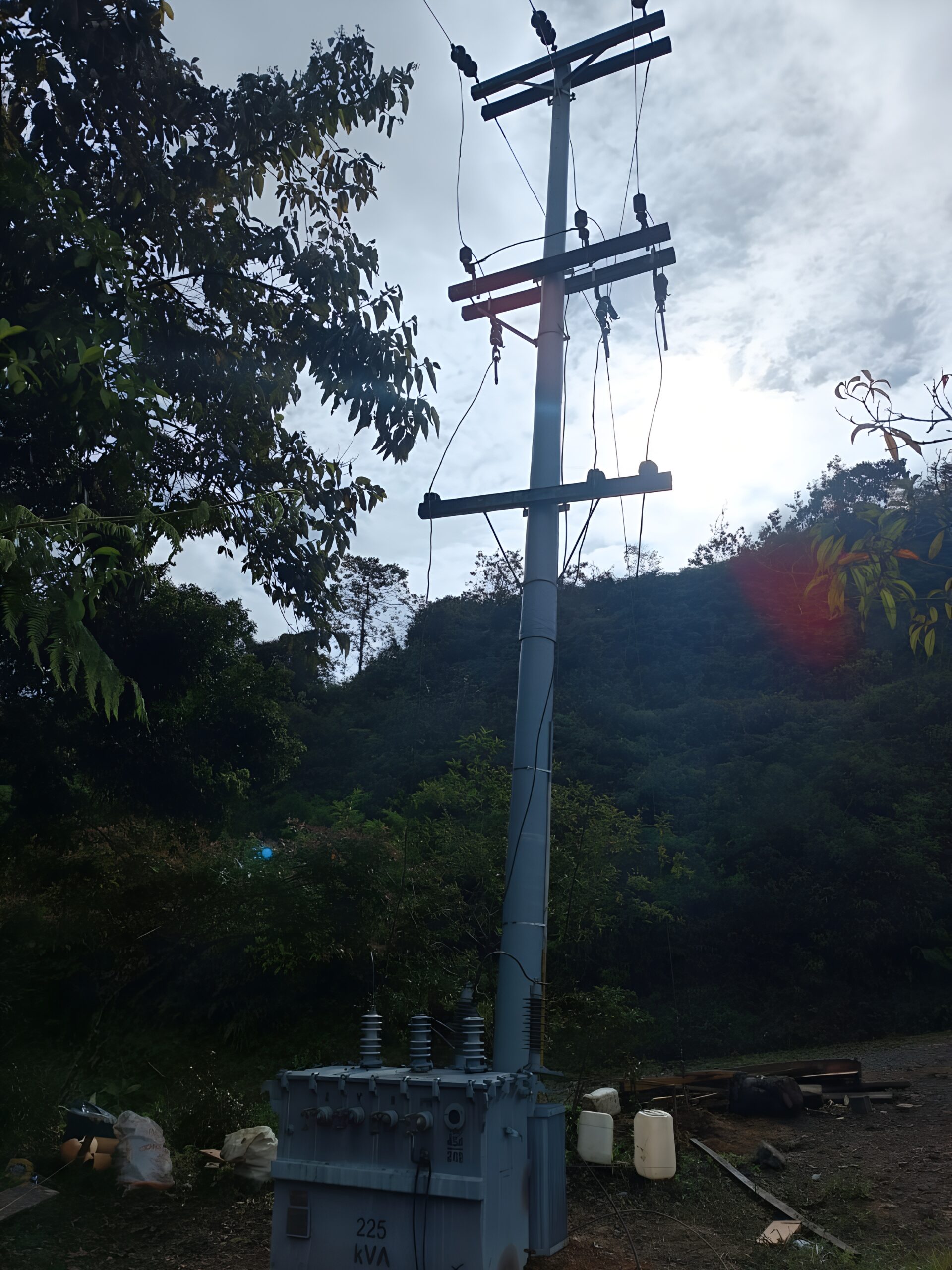 Poste eléctrico en fibra de vidrio en red de distribución