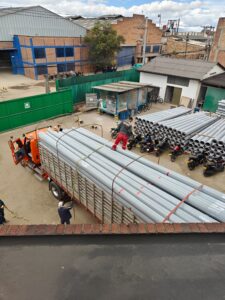 Despacho de postes en fibra de vidrio REFORPLAS en patio industrial
