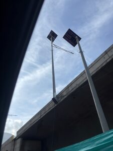 Postes en fibra de vidrio con luminarias solares en vía