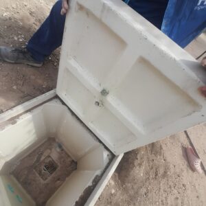 Caja de inspección en Polyconcreto REFORPLAS con tapa abierta instalada