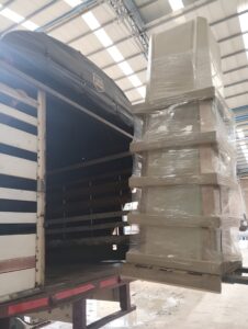 Cajas de inspección en Polyconcreto REFORPLAS embaladas y cargadas en camión para despacho desde la planta de Bogotá